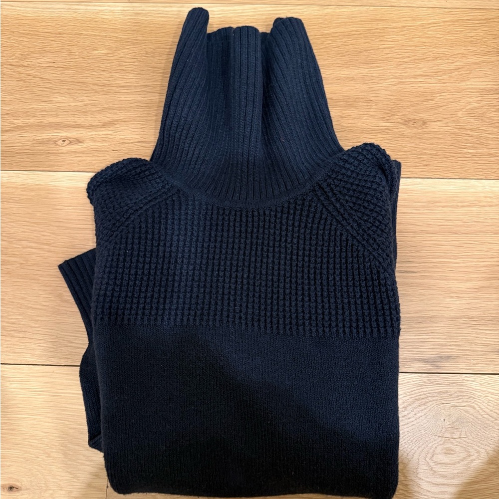 LL BEAN SZ med navy turtle neck sweater